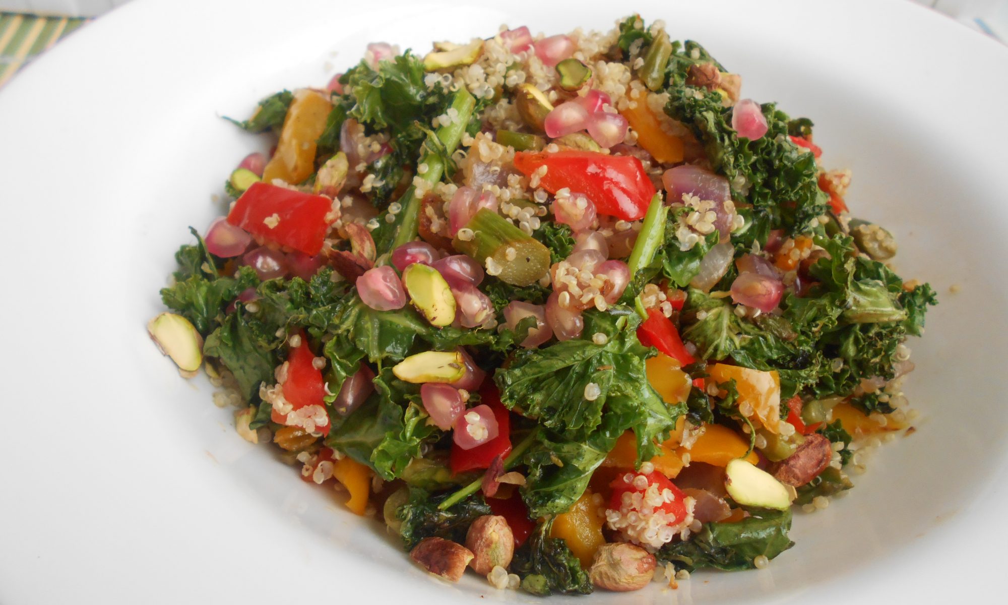 795° receta ENSALADA TEMPLADA DE QUINOA, KALE Y GRANADA MOLLAR DE